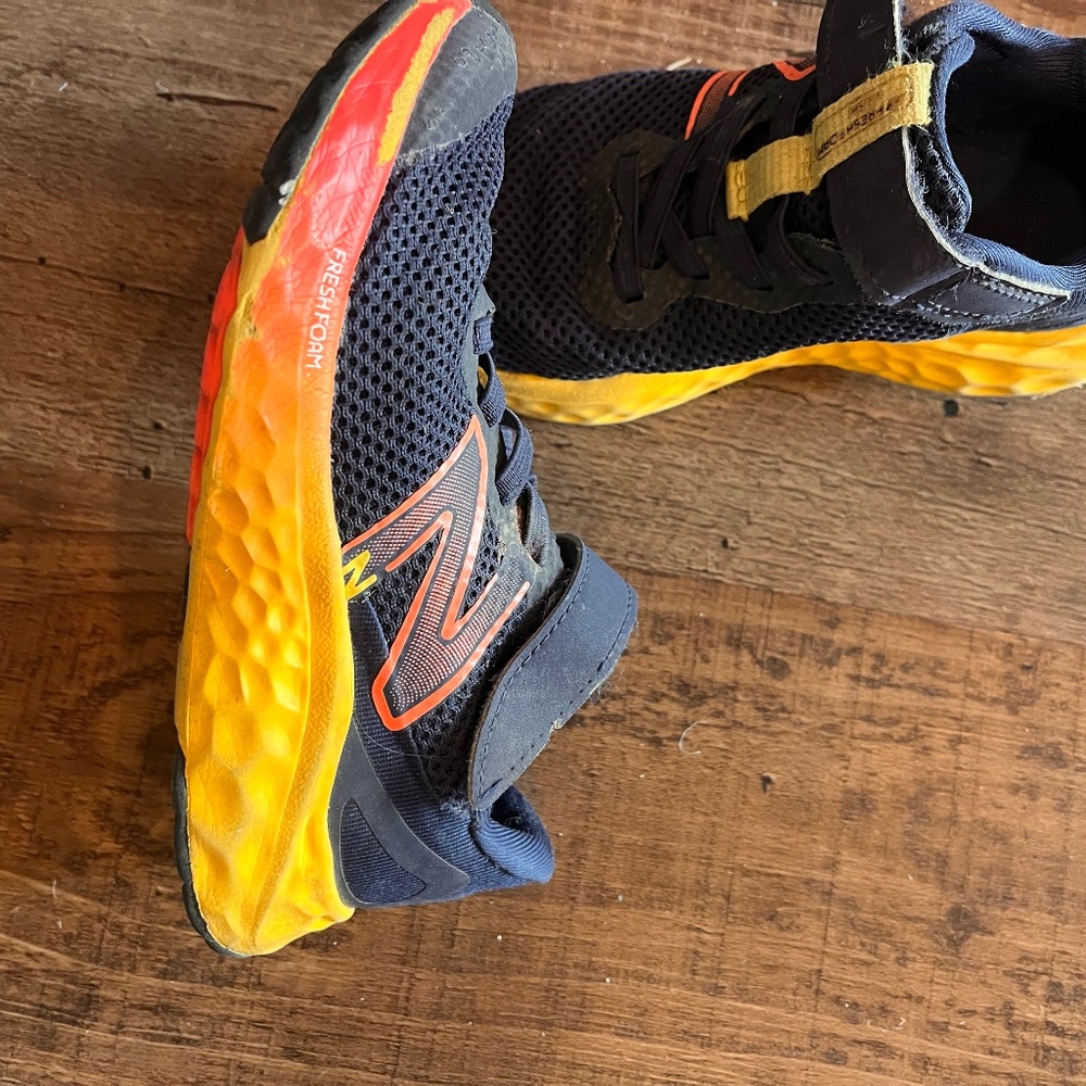 New balance tennis shoes